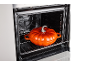 Oven met oranje pompoenvormige pan op een rooster