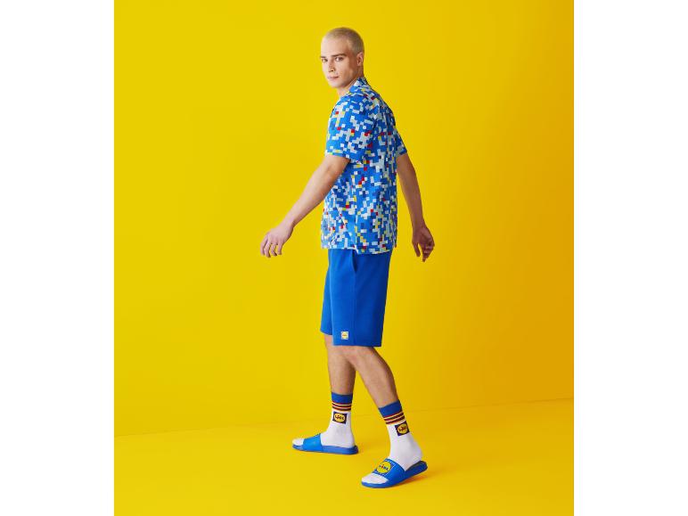 Lidl: shirt, shorts en slippers in bijpassende kleuren.