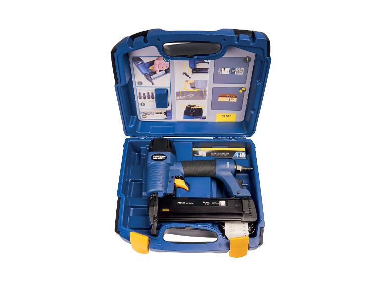 LIVARNO® PB131 luchtspijkerpistool in blauwe koffer met accessoires.