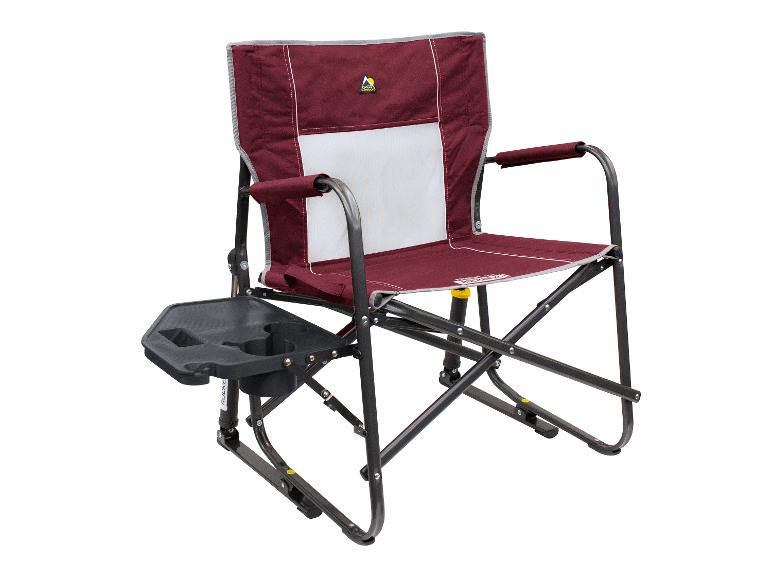 Een rode GCI Outdoor-rocking chair met een bijzettafeltje.