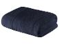 Donkerblauwe, zachte en pluizige badhanddoek.