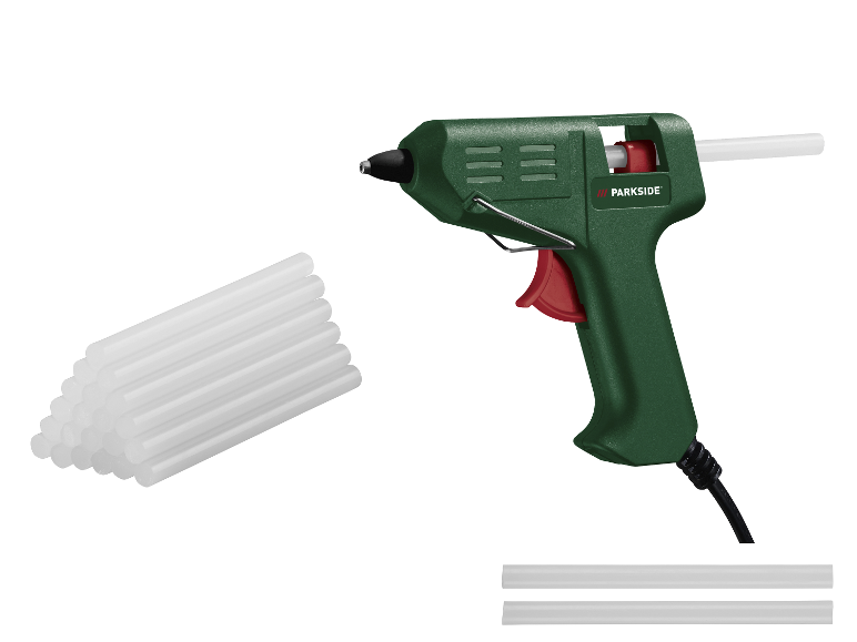 Groen lijmpistool met rode accenten en een stapel witte lijmsticks.