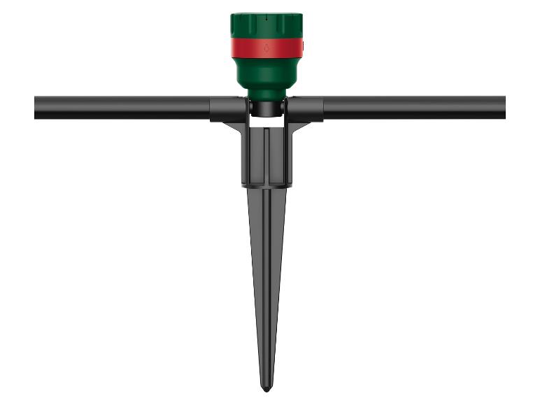 Druppelirrigatiesysteem met zwarte slang en groene en rode dispenser