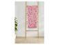 s.Oliver badhanddoek met roze geometrisch patroon, hangend aan een houten ladder.