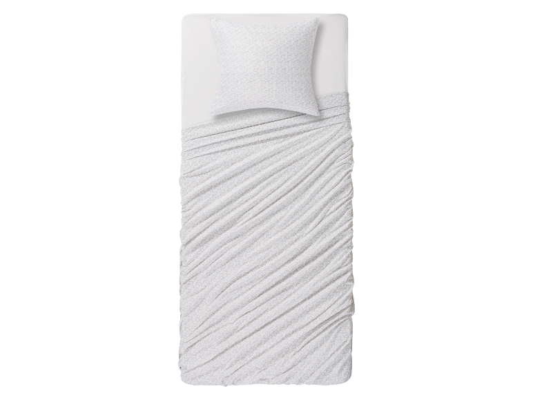 Beddengoed en kussensloop met bloemenprint.