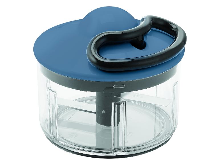Blauwe handhakmolen met transparante kom en zwart handvat.