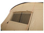Een beige tent met een gaasvenster.