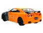 Een oranje Nissan GT-R speelgoedauto met een spoiler.