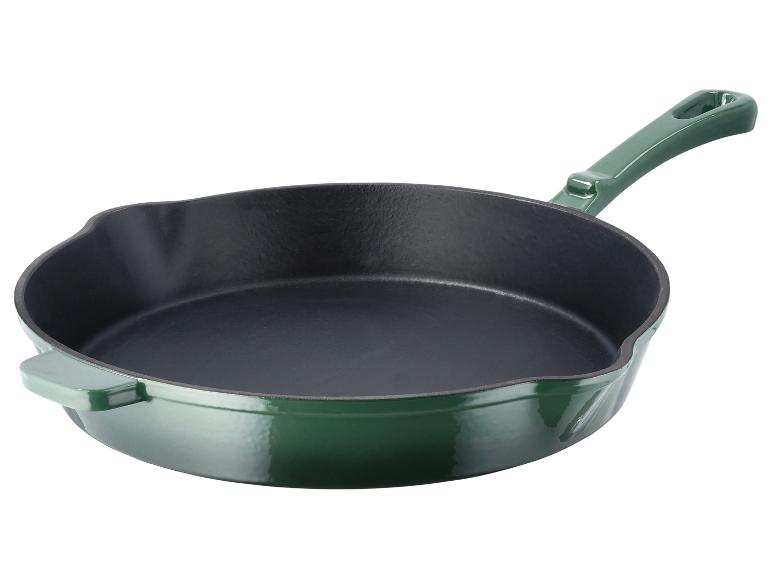 Een groene gietijzeren koekenpan