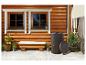 Een donkerbruine regenwaterton met houten bekleding en een bijpassende deksel voor een houten huis.