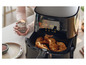 Philips Airfryer met gebakken kipdrumsticks.