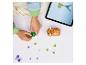 Kind bouwt speelgoed van blokjes met tabletinstructies.