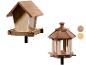 Twee houten vogelvoederhuisjes, één met een klassieke huisvorm en één met een achthoekig ontwerp.
