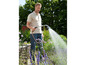 Een man watert planten in zijn tuin met een Gardena tuinslang.