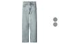 Lichtblauwe jeans met rechte pijpen en twee kleuropties ernaast.