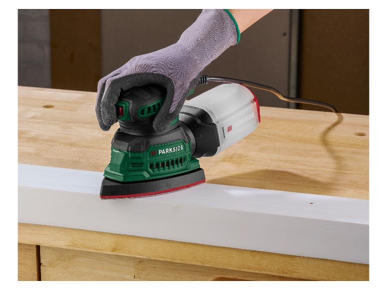 Persoon schuurt een witte plank met een deltaschuurmachine op een houten werkbank.