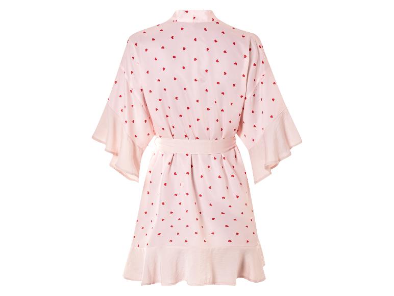 Een roze kimono met rode hartjes
