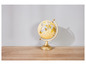 Een gouden globe op een houten tafel.