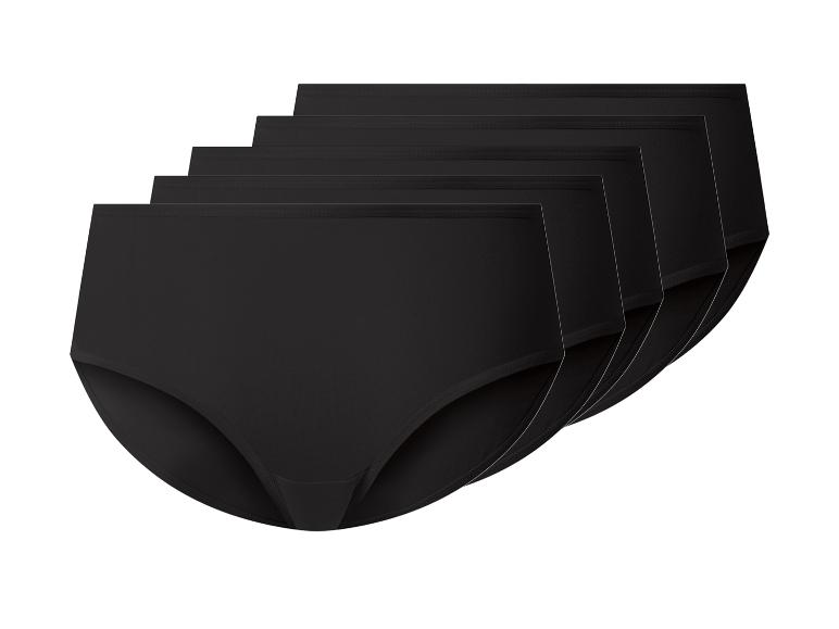 Verpakking van vijf zwarte katoenen slips, gestapeld en vanuit een lichte hoek bekeken.
