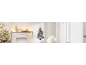 Kerstdecoratie met verlichte kerstboom, open haard en vilten adventskalender.