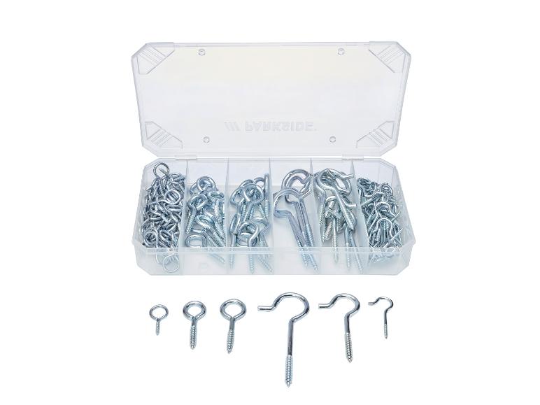 Transparante doos met metalen schroeven en haken van verschillende soorten en maten.