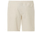 Beige shorts met verticale strepen.