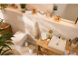 Lichte badkamer met houten en witte accessoires, toilet en wastafel.