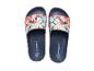 Badslippers met een tropisch bloemenpatroon in oranje, lichtblauw en zwarte tinten.