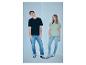 Twee jonge mensen dragen casual T-shirts en jeans, een man in zwart en een vrouw in mintgroen.