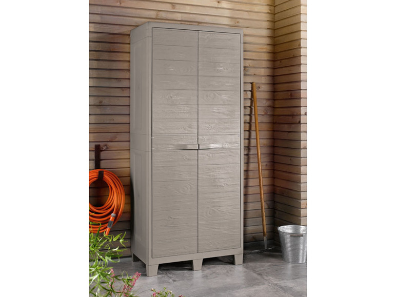 Een grijze opbergkast voor buiten met houtlook.