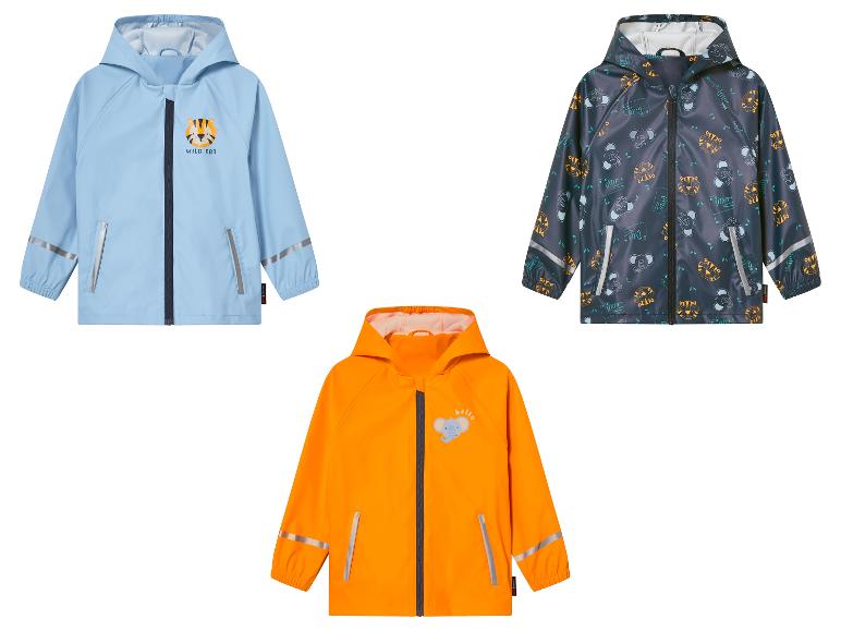 Drie regenjassen met dierprintjes voor kinderen.