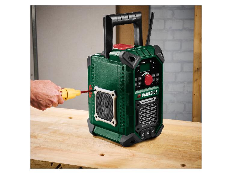 PARKSIDE werkradio met Bluetooth, USB en AUX, afgesteld met een schroevendraaier