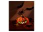 Lichtgevende Halloweenpompoen met decoratie op een houten oppervlak.