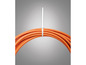 Een bundel oranje kabels vastgezet met een witte kabelbinder.
