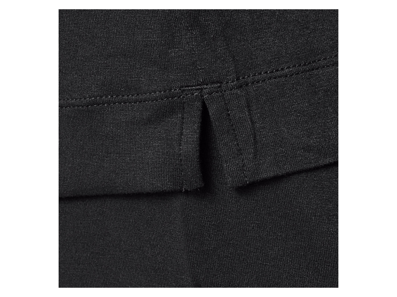 Detail van de stof van een zwart kledingstuk.