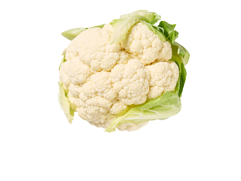 Verse bloemkool met groene bladeren op een zwarte achtergrond.