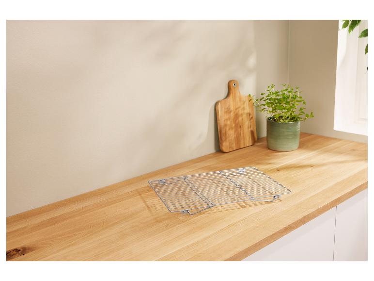 Een metalen bakrooster op een houten aanrecht in een keuken.