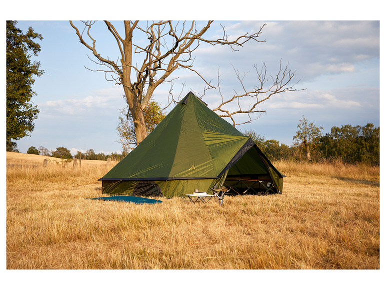 Een groene tent in een grasveld