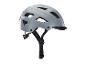 Grijze fietshelm met vizier.