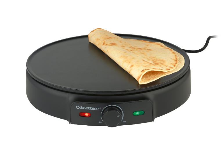 Zwart crêpe-apparaat met crêpe, met temperatuurknop en indicatielampjes.