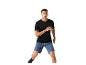 Man in zwart T-shirt en blauwe korte broek rent.