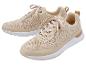 Twee beige sneakers met veters, witte zolen en lichtbruine details.
