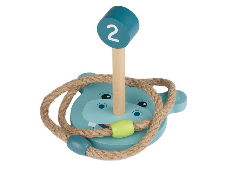 Houten ringwerpspel met nijlpaardmotief en touwringen, nummer 2 op de paal.