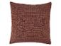 Een terracottakleurig vierkant kussen met een getextureerde weving.