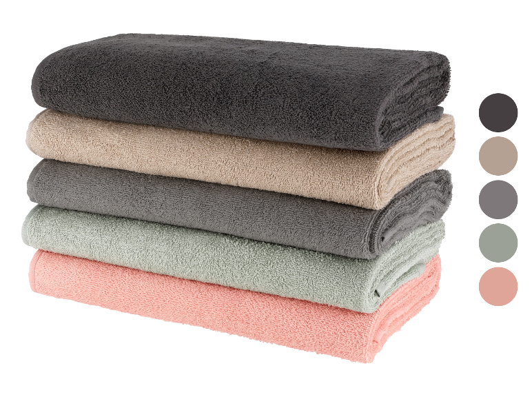 Een stapel badhanddoeken in neutrale kleuren.