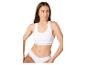 Vrouw in witte sportbeha en slip met merklogo