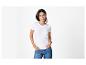 Model in wit t-shirt en jeans.