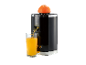 Zwarte citruspers met een halve sinaasappel en een glas vers sinaasappelsap.
