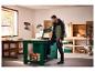 Man in werkkleding met PARKSIDE® gereedschapskist in een werkplaats.
