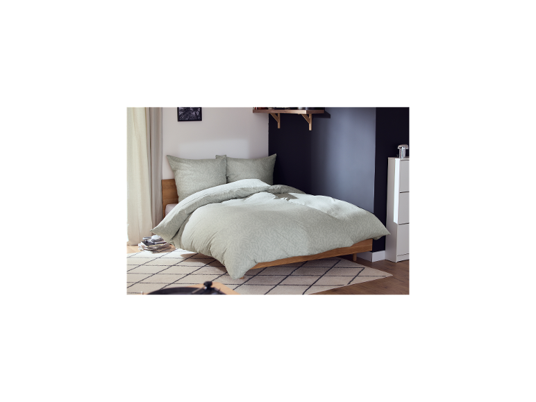 LIVARNO home microvezel-satijnen beddengoed in een slaapkamer.